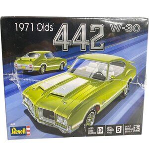 Oldsmobile 1971 Olds Cutlass 442 W-30 Revell Car Model Kit NEW